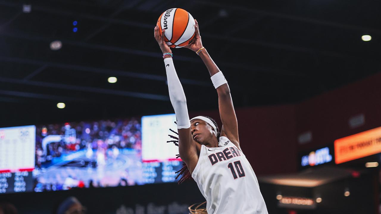 Victory+ - Rhyne Howard pulls off incredible block off backboard